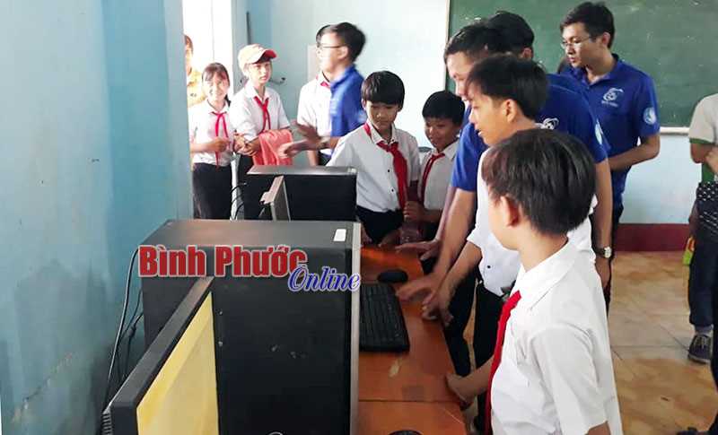 Trường THCS Lộc Thiện nhận 10 dàn máy vi tính