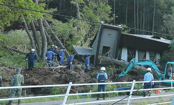 Gần 130 người thương vong trong trận động đất tại Nhật Bản