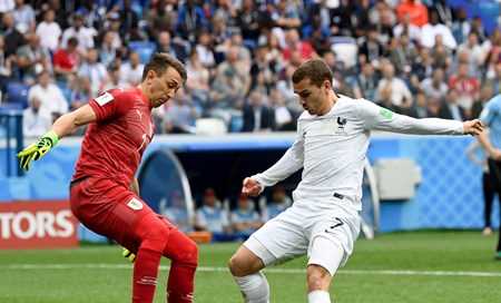Vì sao Griezmann không ăn mừng bàn thắng ghi vào lưới Uruguay?