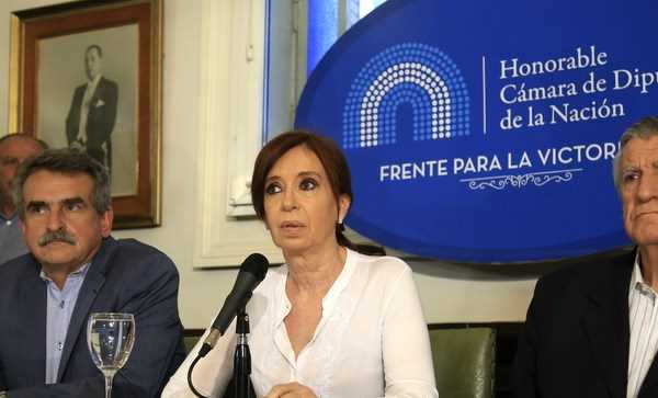 Cựu Tổng thống Cristina Fernandez bị kiến nghị khám xét nơi ở