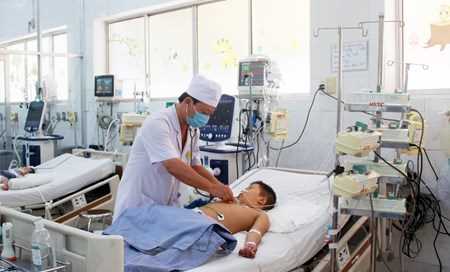 Bé trai 6 tuổi bị ngưng tim, ngưng thở vì hóc viên mọc trong bát bún