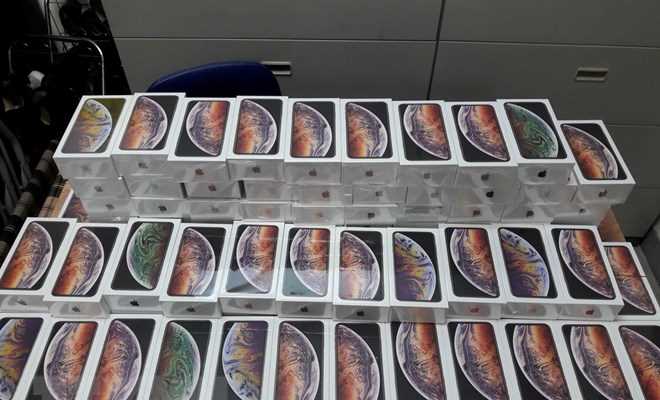 Tạm giữ lô hàng hơn 250 chiếc điện thoại iPhone mới không khai báo