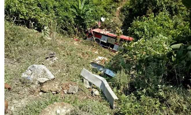 Xe bồn mất phanh đẩy xe khách xuống vực, 12 người chết