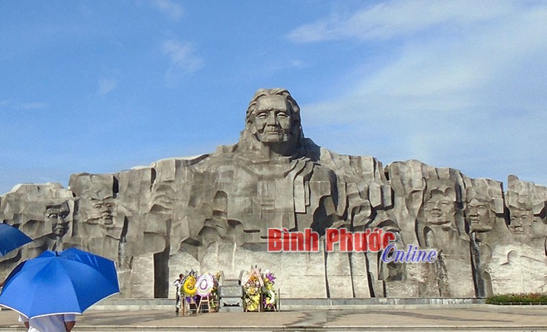 Thăm Tượng đài Mẹ Việt Nam, nghĩ về đất Quảng Nam anh hùng 