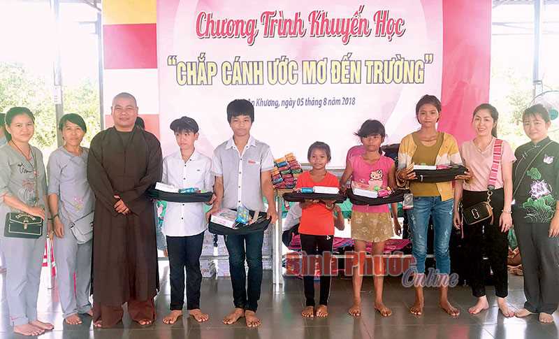 Chùa Thanh Khương trao 110 phần quà tặng học sinh nghèo hiếu học