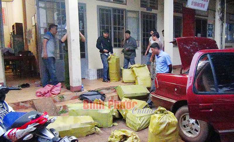 Vận chuyển 5.000 gói thuốc lá điếu nhập lậu bằng xe du lịch