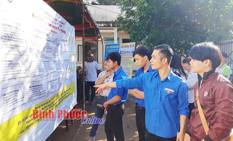 Bù Đăng: 800 lượt người tham gia phiên giao dịch việc làm