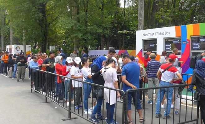 ASIAD 2018: Người dân Indonesia đội nắng xếp hàng dài mua vé