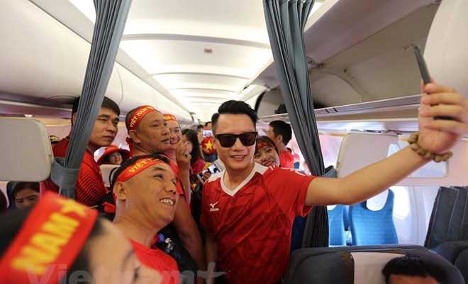 "Nhuộm đỏ" chuyến bay sang Indonesia vì tuyển Olympic Việt Nam