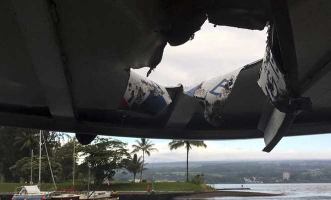 Nham thạch rơi trúng tàu du lịch ở Hawaii, hơn 20 người bị thương