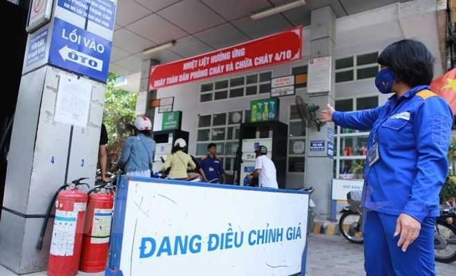 Giá xăng chính thức tăng 300 đồng mỗi lít từ 15 giờ ngày 6/9