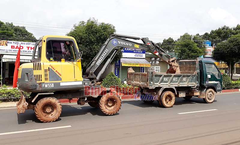 Xe lôi xe “hiên ngang” trên đường