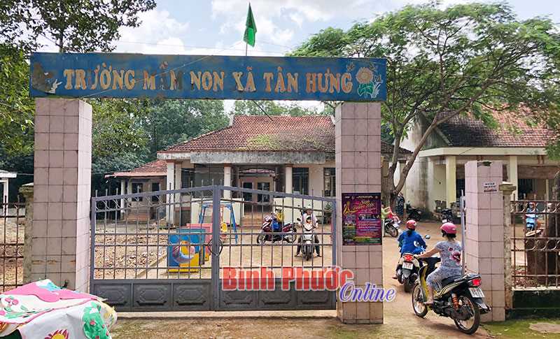 Cần sớm thay thế pa-nô tuyên truyền và bảng hiệu