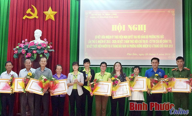 C&aacute;n bộ người cao tuổi mẫu mực