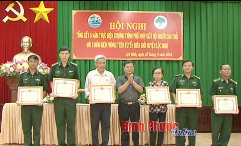 Mỗi người cao tuổi l&agrave; một chiến sĩ bi&ecirc;n ph&ograve;ng