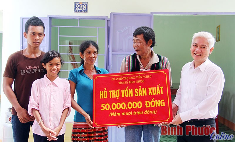 56 đảng vi&ecirc;n ngh&egrave;o được hỗ trợ vốn