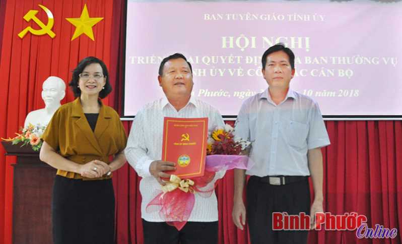 Ph&oacute; trưởng Ban Tuy&ecirc;n gi&aacute;o Tỉnh ủy Nguyễn Văn Tư nhận quyết định nghỉ hưu