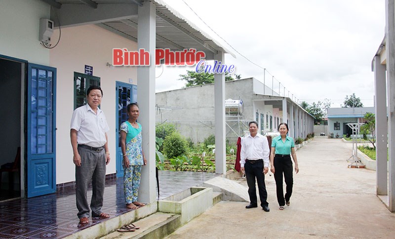 Nh&agrave; ở cho hộ ngh&egrave;o tại B&igrave;nh Long