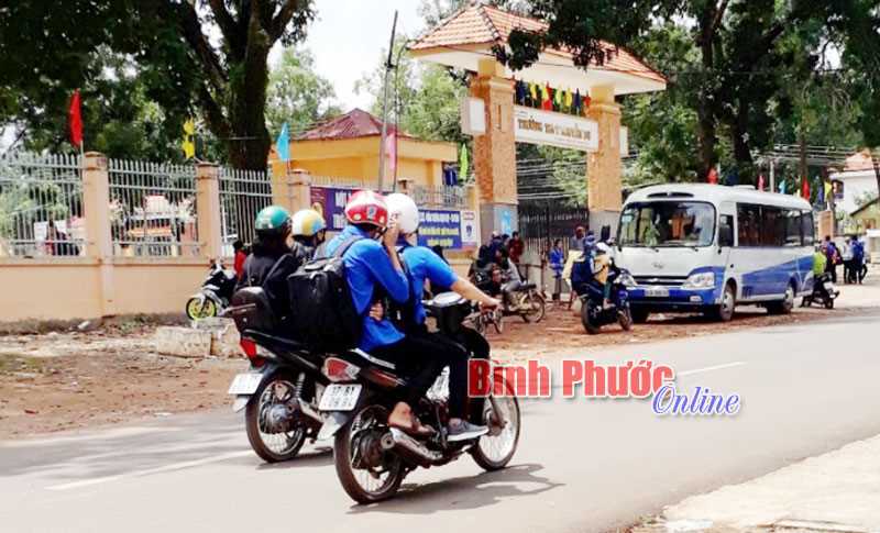 Học sinh vô tư điều khiển xe phân khối lớn