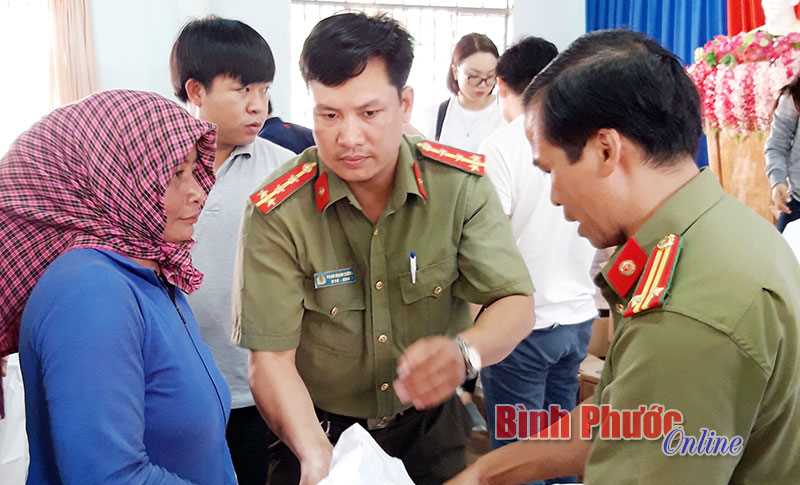 500 phần quà tặng đồng bào nghèo biên giới