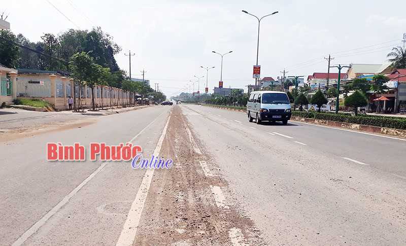 Cát, sỏi trên quốc lộ gây nguy hiểm