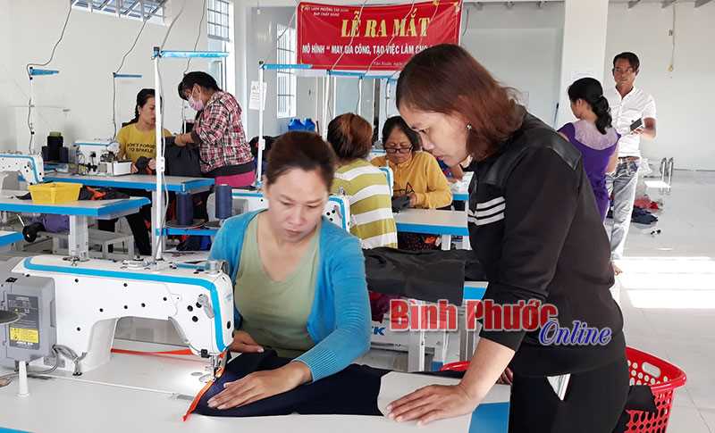 Ra mắt mô hình may gia công tạo việc làm cho phụ nữ