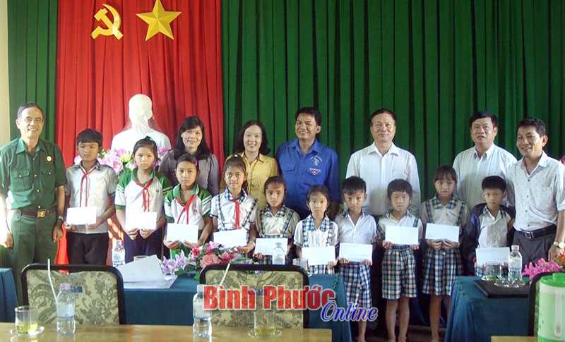 20 học sinh nghèo vượt khó học giỏi xã Lộc Tấn được nhận học bổng