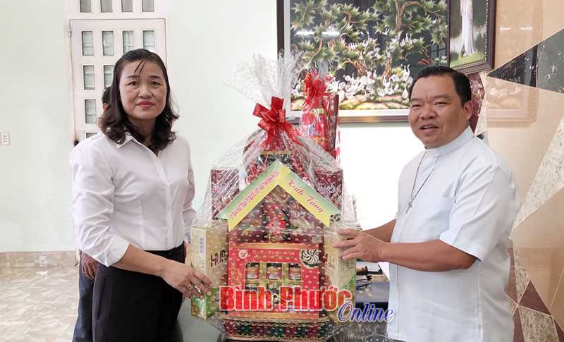 L&atilde;nh đạo UBMTTQVN tỉnh thăm, ch&uacute;c mừng lễ Gi&aacute;ng sinh năm 2018