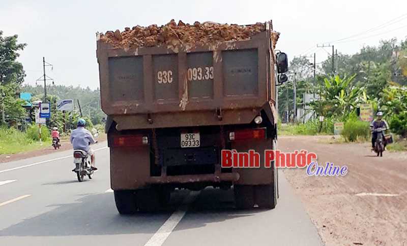 Xe ben chở đất gây bụi