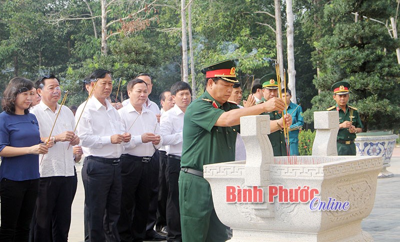 L&atilde;nh đạo tỉnh d&acirc;ng hương tại Khu di t&iacute;ch T&agrave; Thiết