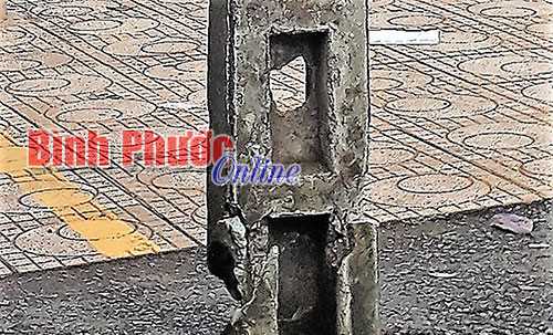 Tai nạn rình rập từ cột điện gãy “chân”