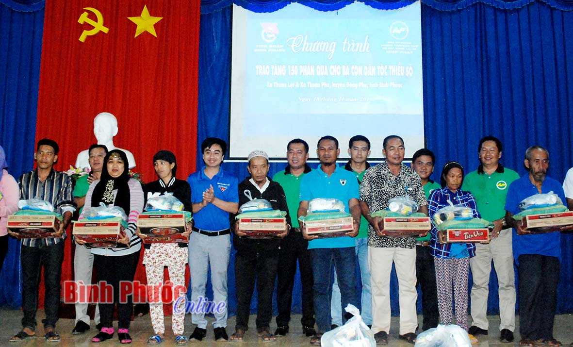 12 nhà đại đoàn kết tặng hộ khó khăn về nhà ở xã Long Tân