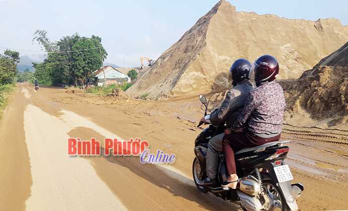 Cát tràn ra đường