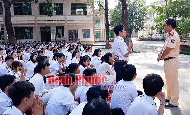Đồng Xo&agrave;i: Tuy&ecirc;n truyền luật giao th&ocirc;ng cho học sinh, sinh vi&ecirc;n