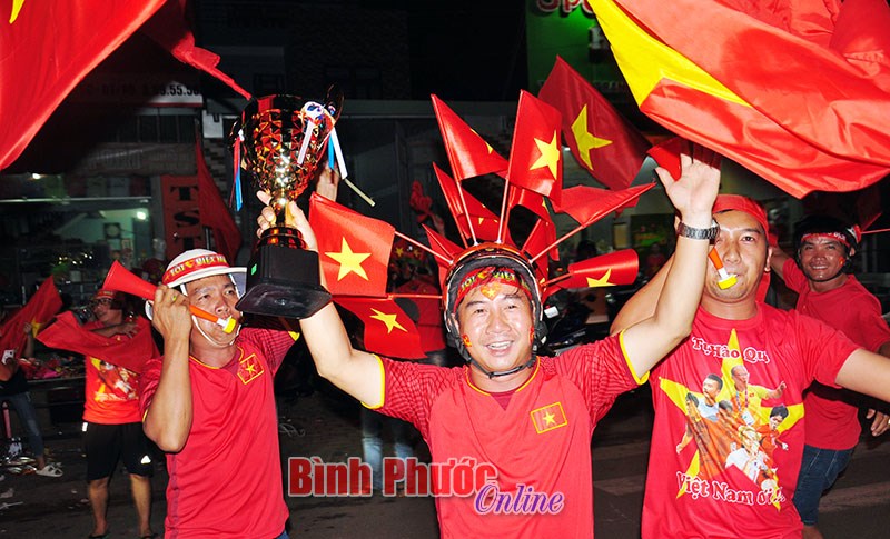 Người dân Bình Phước ra đường mừng chiến thắng của đội tuyển Việt Nam 