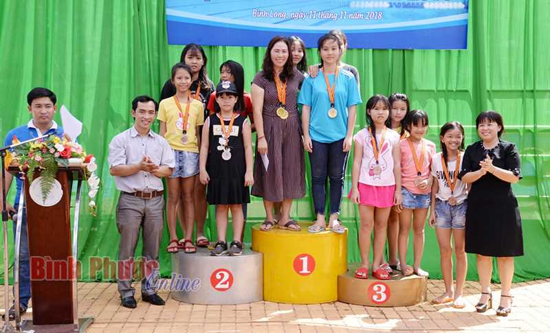 215 VĐV thi giải bơi lội mở rộng thị xã Bình Long