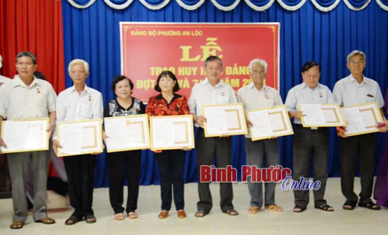 Đảng bộ phường An Lộc trao Huy hiệu 30, 45, 50 năm tuổi Đảng