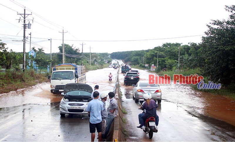 Ngừng lưu thông chờ nước rút trên đường ĐT741