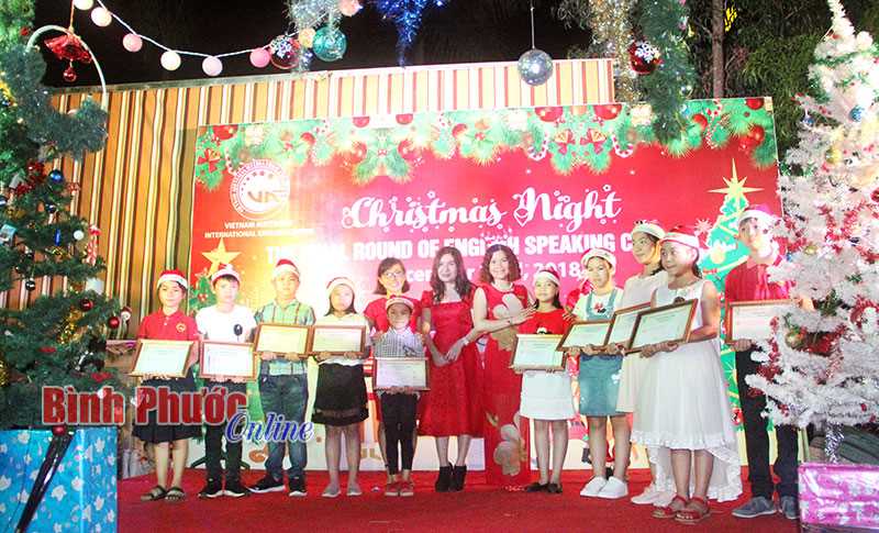 Học sinh thi h&ugrave;ng biện tiếng Anh