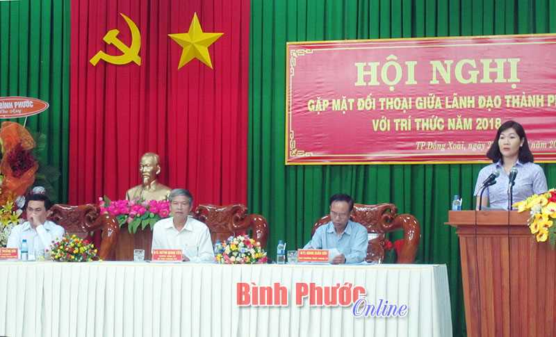 Th&agrave;nh ủy Đồng Xo&agrave;i gặp mặt, đối thoại với tr&iacute; thức