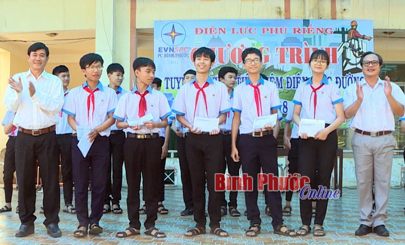 Điện lực Phú Riềng tuyên truyền tiết kiệm điện học đường