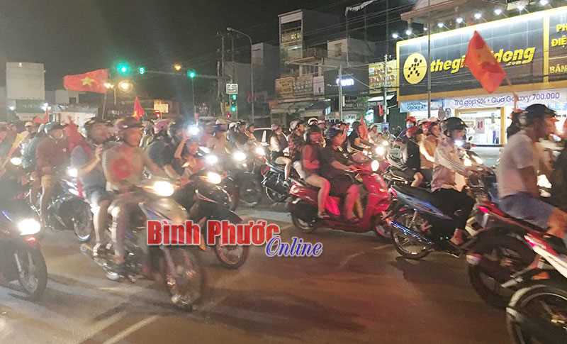 Cổ động viên Bình Phước ra đường mừng chiến thắng