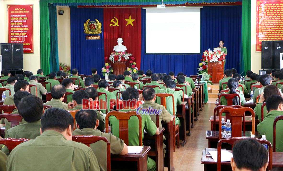 Tập huấn chuy&ecirc;n s&acirc;u về quản l&yacute;, sử dụng vũ kh&iacute;, vật liệu nổ