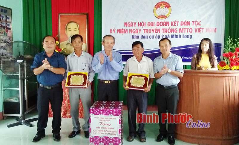 Ng&agrave;y hội đại đo&agrave;n kết to&agrave;n d&acirc;n tộc ở ấp 2, x&atilde; Minh Long