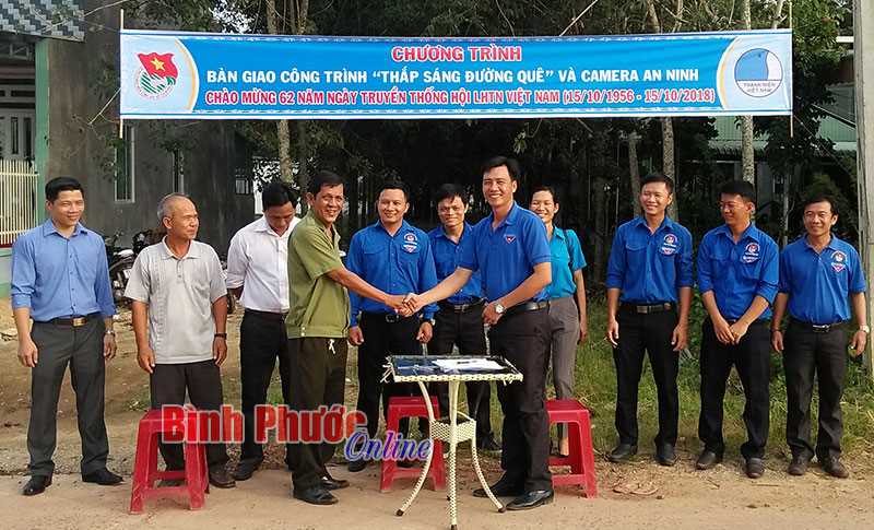 Bàn giao công trình camera an ninh và “Thắp sáng đường quê”