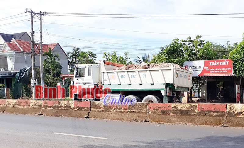 Nguy hiểm rình rập từ xe ben chở đất