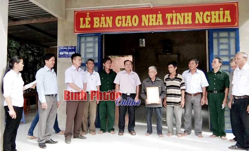 Hớn Quản: Cấp 2.835 thẻ bảo hiểm y tế