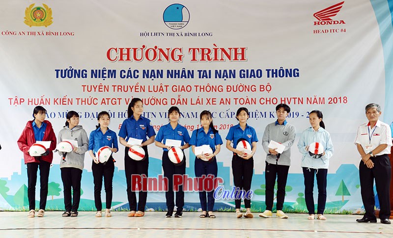 400 thanh niên được hướng dẫn kỹ năng lái xe an toàn