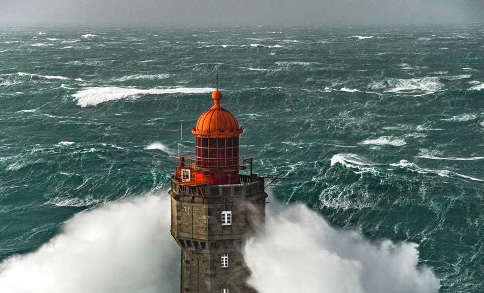 Ngọn hải đăng nổi tiếng nhờ bức ảnh khiến người xem lạnh gáy