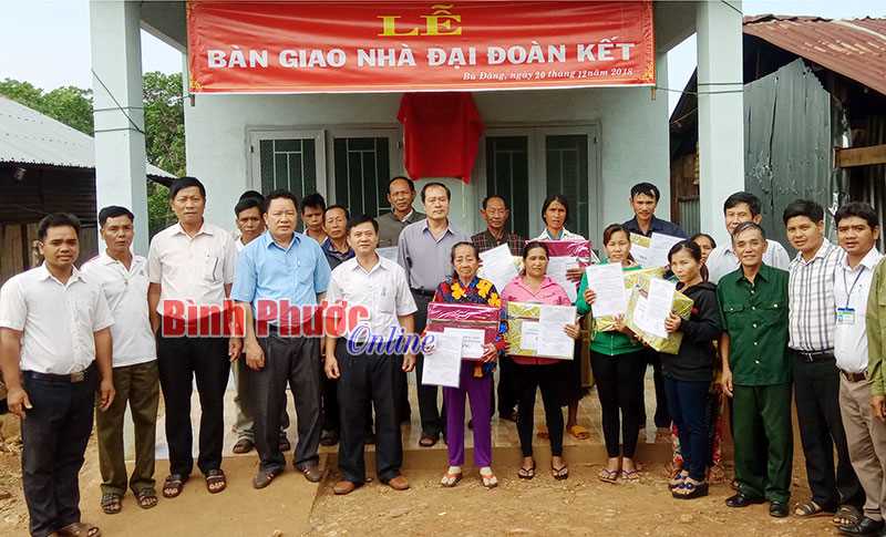 Bù Đăng bàn giao 26 nhà đại đoàn kết